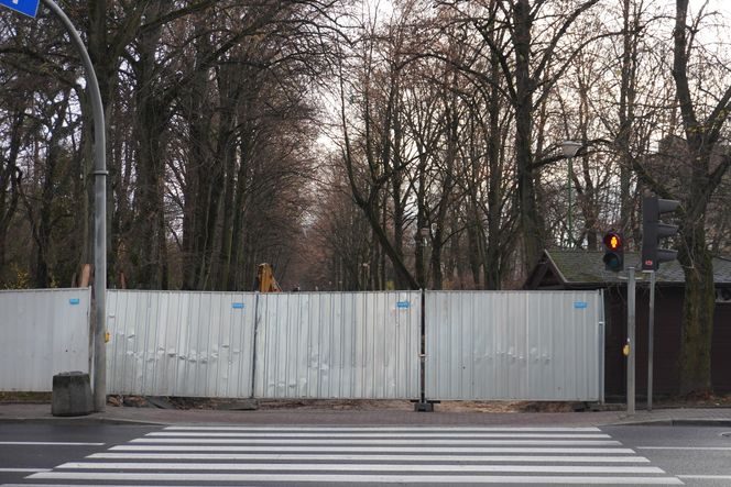 Główne wejście do Parku Planty zagrodzone