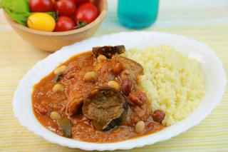 Kuskus z mięsem i warzywami - danie kuchni tunezyjskiej