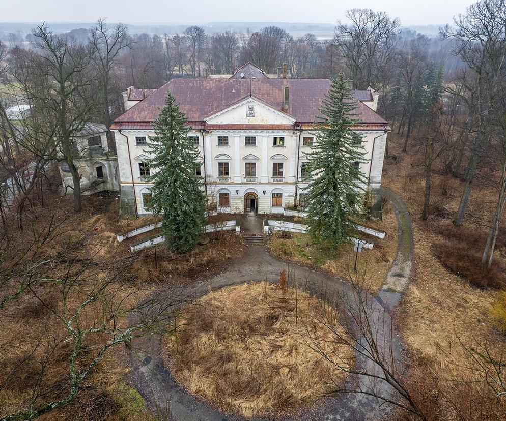 Zabytkowy pałac wystawiony na sprzedaż 