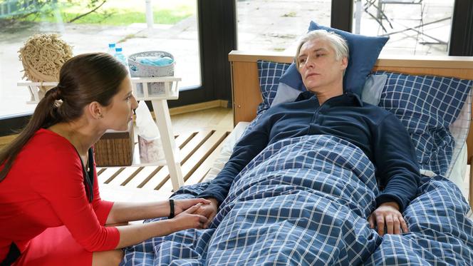 Barwy szczęścia odc. 1914. Regina Czapla (Kamila Kamińska), jej mąż Adam (Mariusz Drężek)