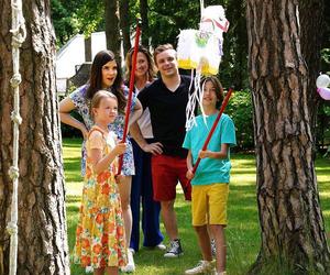 Barwy szczęścia odc. 2913: Hubert (Marek Molak), Asia Sokalska (Anna Gzyra – Augustynowicz), Agata (Natalia Zambrzycka), Marysia (Nina Szumowska), Emil (Artem Malashchuk)