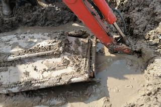 Koparka uszkodziła trumnę. Do środka dostało się błoto, a ciało wystawało na zewnątrz