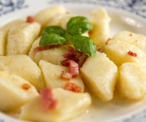 Jak zrobić kluski podlaskie? Sprawdzony, tradycyjny przepis prosto z Podlasia