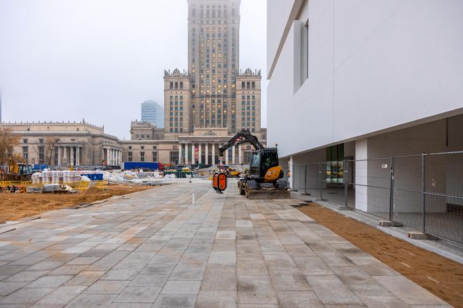 Trwa przebudowa części dawnego Placu Defilad w plac Centralny