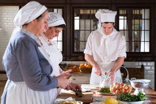 La Promesa: Cruz naciska Pelayo, by wywiązał się z umowy i zdobył serce Cataliny