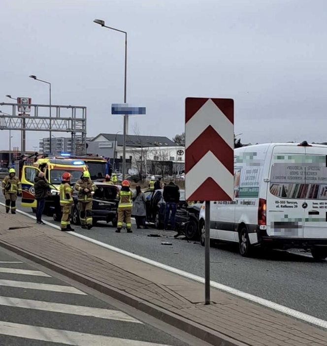 Karambol pod Warszawą! 5 pojazdów rozbitych, są ranni. Na miejscu lądował śmigłowiec ratunkowy