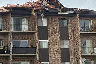 Wichura zerwała dach budynku pod Chicago