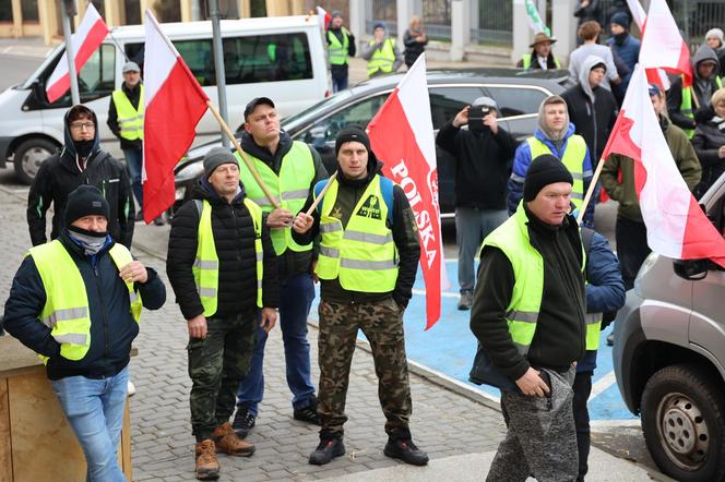 Protest rolników 20 marca przed Lubelskim Urzędem Wojewódzkim w Lublinie