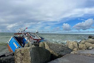 Chwile grozy na morzu! Kuter uderzył w betonowe gwiazdobloki. Co z załogą?