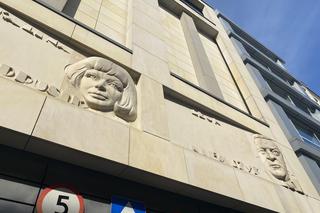 Kino Praha w Warszawie - płaskorzeźby artystów