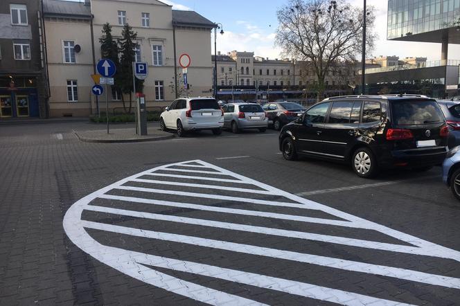 Bydgoscy drogowcy zamalowali miejsca parkingowe. Mówią, że bez nich jest lepiej