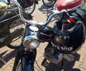 Fani starych polskich motorowerów z Bzyk Raider ze Swarzędza zrobili sobie postój w Lesznie
