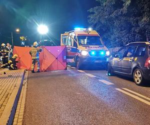 Tragiczny wypadek pod Tarnowem. Nie żyje kobieta potrącona na pasach