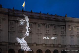 Wizerunek Elżbiety II na fasadzie Pałacu Prezydenckiego