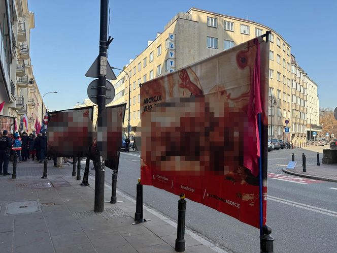 Dziennikarka „Super Expressu” oblana farbą i wyrzucona z pikiety antyaborcjonistów. „Wynocha z mojego zgromadzenia!”