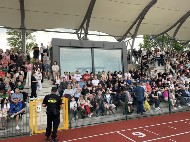 Kibice na otwarciu stadionu w Starachowicach