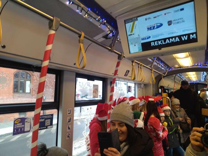 Świąteczny tramwaj na ulicach Torunia. Ruszył 6 grudnia