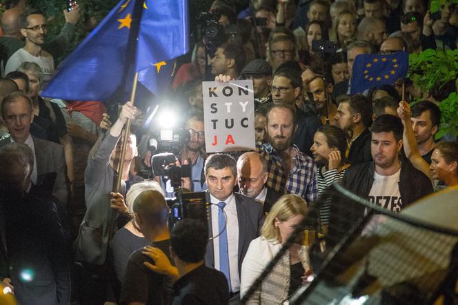 PROTEST POD SENATEM.