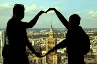 Nowy taras widokowy w Warszawie. Z góry widać szczyt Pałacu Kultury. Widok jest nieziemski