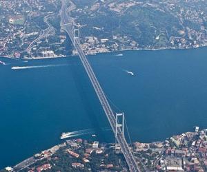 Między kontynentami. Ukończony w 1973 roku most nad cieśniną Bosfor w Stambule łączy Europę i Azję. Fot. Kadellar