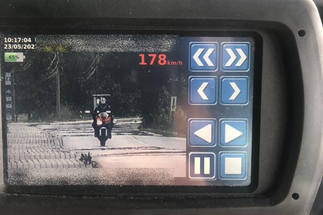 Młody pirat drogowy szalał motocyklem po Skrzyszowie. Na liczniku prawie 180 km/h