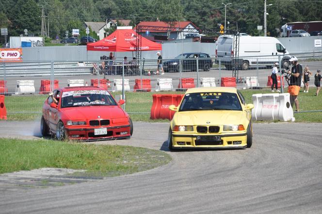 Auto Moto Fiesta 2023 na Torze Kielce. Dużo pięknych samochodów i pokazy driftu