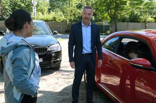 M jak miłość, odcinek 1699: Andrzej Budzyński (Krystian Wieczorek), dziewczynka z Ukrainy - Nadia (Mira Fareniuk), Magda (Anna Mucha)