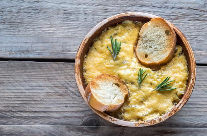 Zupa chlebowa z żółtym serem - tani i szybki przepis na smaczną zupę
