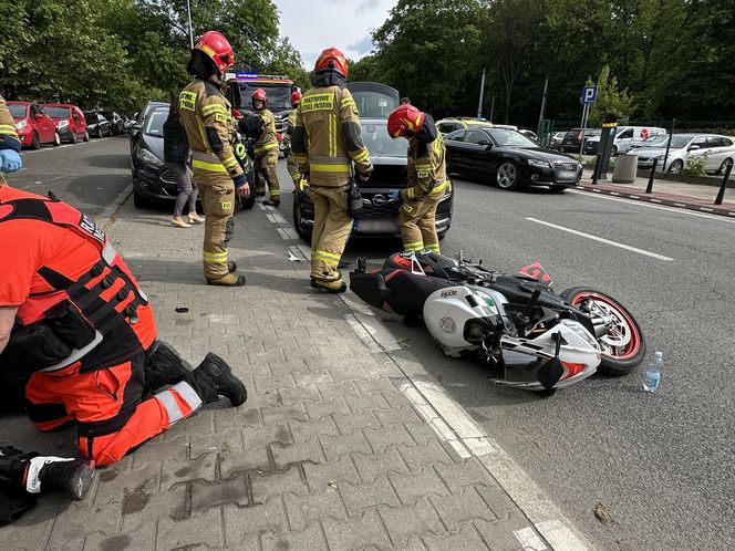 Motocyklista zderzył się z oplem i walnął w forda. Poważny wypadek na Pradze-Północ kont. Warszawa
