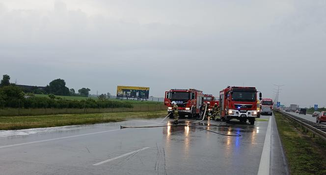 Dźwig stanął w ogniu na autostradzie A2. Słup dymu było widać z daleka