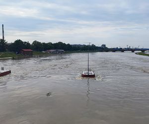 Fala powodziowa we Wrocławiu. Pod wodą są już beach bary i drogi 