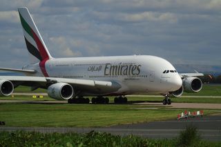 Linie Emirates zwiększają liczbę połączeń z Londynem przed sezonem zimowym 