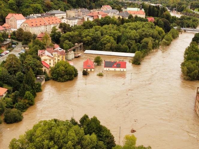 Powódź 2024 w Kłodzku. Miasto tonie, ogrom tragedii widać na zdjęciach z lotu ptaka