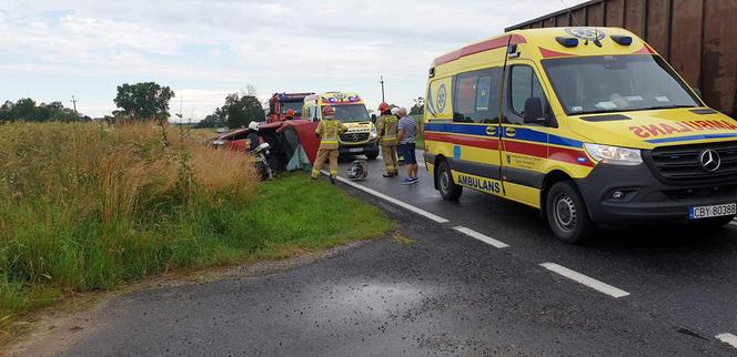 Buszkowo koło Bydgoszczy: Dachowanie auta. Trzy osoby zakleszczone [ZDJĘCIA]