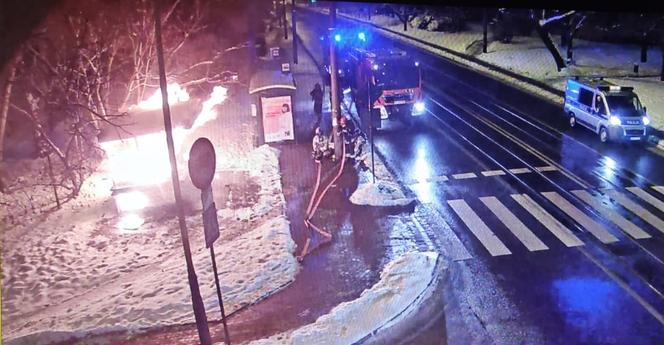 ŁÓDŹ: Podłożył ogień POD KIOSK, a później patrzył jak idzie z dymem. Budka PŁONĘŁA JAK POCHODNIA 
