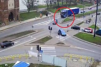 Koszmar w Malborku! TIR przejechał kobietę na przejściu dla pieszych - WIDEO