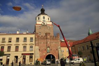 Bramą Krakowską nie przejdziesz na Stare Miasto. Teren został odgrodzony