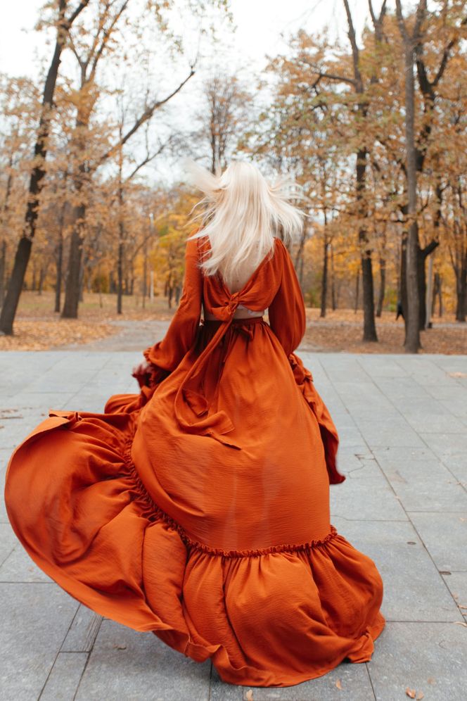 Te kolory będą rządzić jesienią i zimą 2025/26. Sprawdź, czy masz je w swojej szafie 