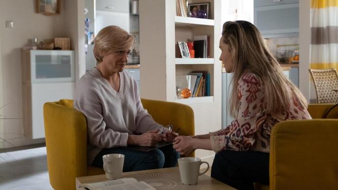 Na Wspólnej odc. 3856. Danka Zimińska (Lucyna Malec), Kasia (Julia Chatys)