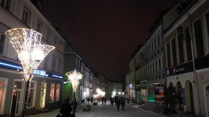 Świąteczne iluminacje w Olsztynie zachwycają. Prawdziwą „gwiazdą” jest choinka na starówce [ZDJĘCIA]