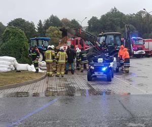 Trudna sytuacja powodziowa na Opolszczyźnie. Strażacy umacniają wały i zabezpieczają szpital w Głuchołazach