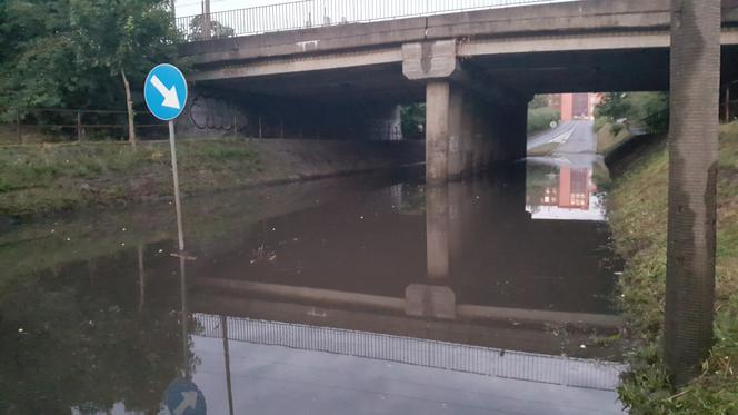 Ulewa w Bydgoszczy. Woda zalała ul. Brzechwy pod wiaduktem kolejowym [ZDJĘCIA]