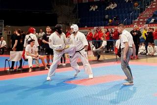 Policjant z Bydgoszczy po godzinach jest karateką. „To, co wyćwiczyłem na macie, wykorzystuję na ulicy. Nigdy nie krzyżuję rąk podczas interwencji”