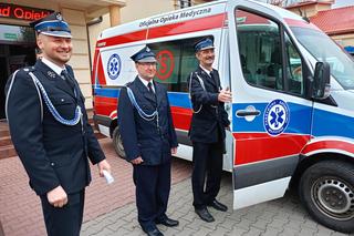 Karetki odebrali przedstawiciele OSP w Mariańskim Porzeczu i przedstawiciele Fundacji Eska Kowalscy