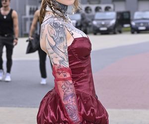 Monika Miller cała na czerwono! Zaszalała z kreacją. Dobrała do niej perły