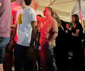 Hakiel bawi się, a nie pije