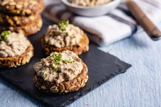 Zamiast majonezu dodaję inny produkt. Ta pasta z tuńczyka jest pełna smaku i lżejsza niż klasyczna 