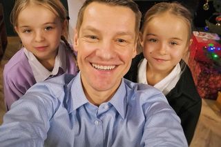 Wigilia na planie M jak miłość. Marcin Mroczek (Piotrek), bliźniaczki Nadia i Natalia Witkowskie (siostry Kacpra)