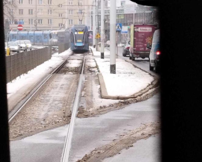 "Tramwajowy armagedon" we Wrocławiu. Awarie torowisk, tramwajów i wściekli pasażerowie MPK 