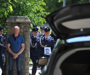 Policjant Arkadiusz zginął tragicznie.  Przez huk salwy na pogrzebie przedarł się łamiący serce szloch